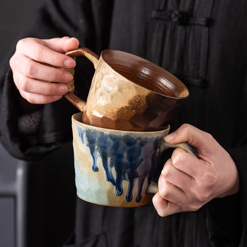 Taza de cerámica estilo japonés con bebida
